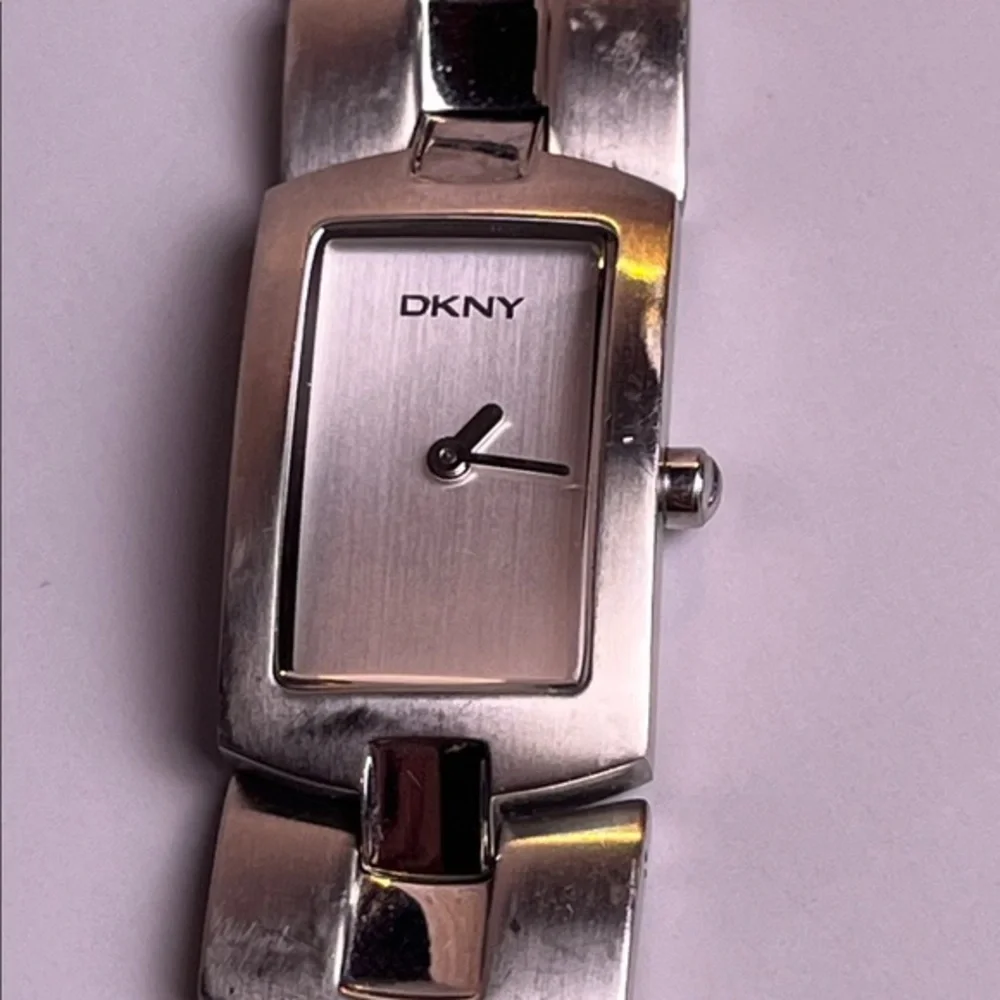 DKNY Ladies Silver Watch NEW BATTERY